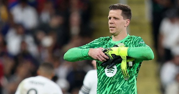 Wojciech Szczęsny, który po raz trzeci stanął w bramce Barcelony, został ukarany czerwoną kartką w 57. minucie meczu o piłkarski Superpuchar Hiszpanii z Realem Madryt, który odbył się w Dżuddzie w Arabii Saudyjskiej. W momencie faulu Polaka na Francuzie Kylianie Mbappe Katalończycy prowadzili 5:1. Robert Lewandowski zdobył w tym meczu gola i miał asystę. Barcelona wygrała z Realem w El Clasico i zdobyła trofeum. 