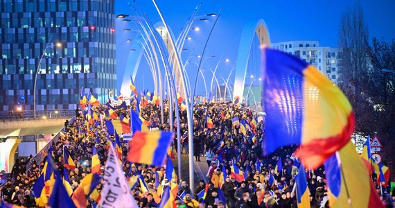 Kilkudziesięciotysięczna demonstracja przeszła przez stolicę Rumunii Bukareszt. Jej uczestnicy domagali się przeprowadzenia II tury wyborów prezydenckich. Sąd konstytucyjny unieważnił wybory, gdy pierwszą turę wygrał prorosyjski kandydat Calin Georgescu. Niedzielny marsz to jak dotąd największy protest przeciwko odwołaniu wyborów.