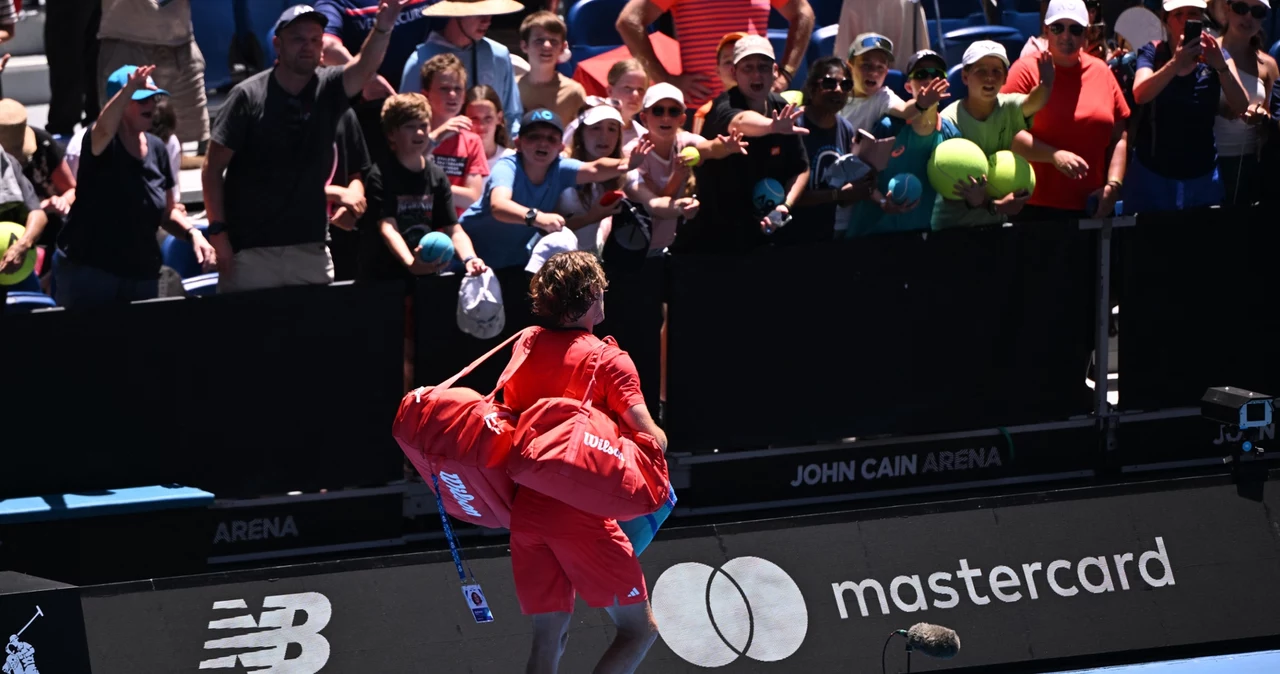 Stefanos Tsitsipas opuszczający kort po porażce z Alexem Michelsenem