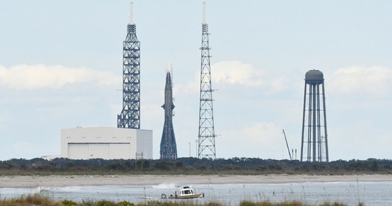 Firma miliardera Jeffa Bezosa Blue Origin odwołała dzisiejszą próbę pierwszego startu swojej najnowszej, potężnej rakiety New Glenn. Planowany początkowo na piątek rano polskiego czasu start został opóźniony ze względu na niekorzystne warunki pogodowe w rejonie Atlantyku, gdzie pierwszy stopień rakiety ma podjąć próbę lądowania na pływającej platformie. Trzygodzinne okno startowe otwarło się w poniedziałek o godz. 7:00 czasu polskiego, ale start kilkakrotnie przesuwano ze względu na bliżej niesprecyzowane problemy. W końcu Blue Origin poinformował o rezygnacji z dzisiejszej próby.