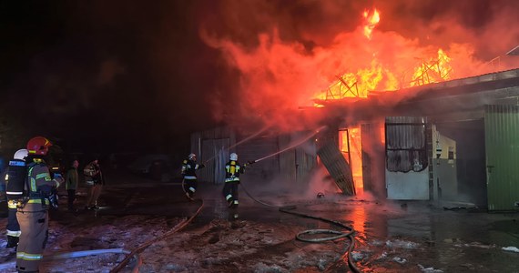 5 zastępów strażackich walczyło z nocnym pożarem w Suchowoli (woj. świętokrzyskie). 2 osoby trafiły do szpitala. 