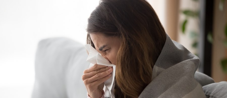 Grypa, wirus RSV czy Covid-19 - przełom roku to czas ostrych infekcji dróg oddechowych. Ostatnio słyszeliśmy także o kolejnym zagrożeniu, jakim jest metapneumowirus, czyli hMPV. Główny Inspektorat Sanitarny odniósł się do tych informacji.