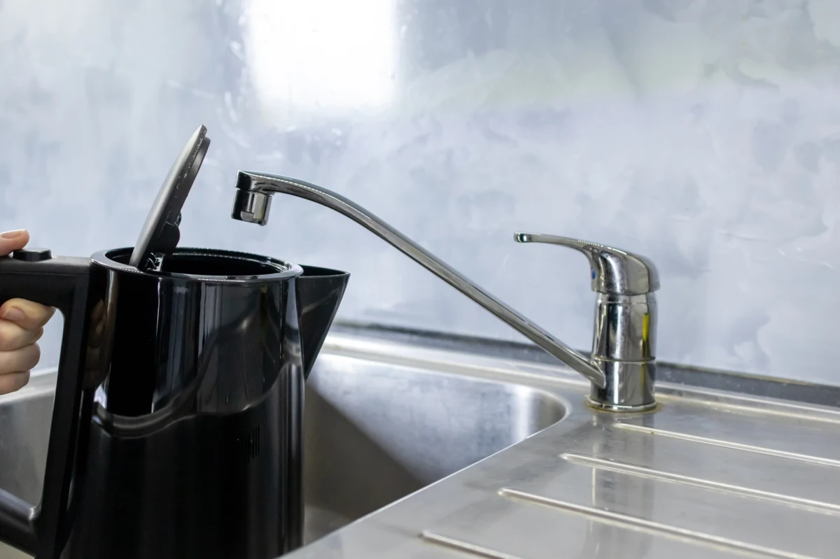 Dolnośląskie Kłodzko informowało dzisiaj o awarii sieci wodociągowej. Od godz. 8:00 mieszkańcy byli bez wody. O 14:00 wodociągi poinformowały o usunięciu awarii.