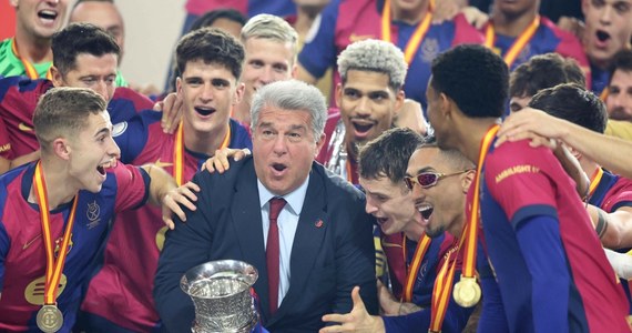 To był naprawdę niesamowity mecz. FC Barcelona pokonała 5:2 Real Madryt i zdobyła Superpuchar Hiszpanii. Po golu Mbappe Real prowadził od piątej minuty, ale do przerwy było już 4:1 dla Barcelony. Gola z karnego strzelił Robert Lewandowski, z kolei w drugiej połowie czerwoną kartkę obejrzał Wojciech Szczęsny. "Barca zmiotła Real Madryt", "Królewscy zdeklasowani i bezradni" - to tylko niektóre z pierwszych komentarzy hiszpańskiej prasy po niedzielnym finale, rozegranym w Dżuddzie w Arabii Saudyjskiej.