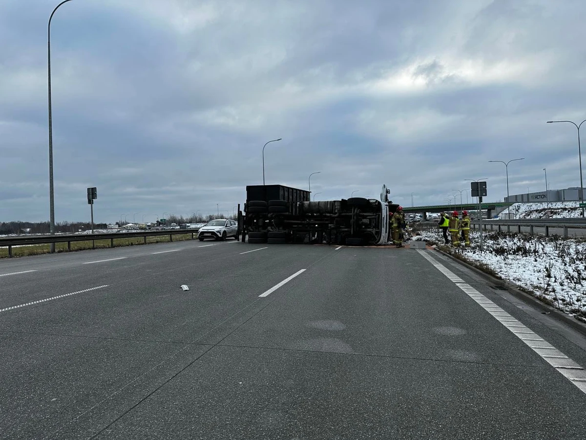 Olbrzymi korek utworzył się na trasie S7 między węzłami Lesznowola a Warszawa Lotnisko. Niedaleko Zamienia na jezdnię w stronę stolicy przewróciła się ciężarówka z makulaturą. Ranny został kierowca. Ruch odbywa się tam pasem awaryjnym.