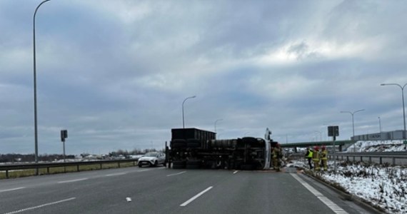 Olbrzymi korek utworzył się na trasie S7 między węzłami Lesznowola a Warszawa Lotnisko. Niedaleko Zamienia na jezdnię w stronę stolicy przewróciła się ciężarówka z makulaturą. Ranny został kierowca. Ruch odbywa się tam pasem awaryjnym.