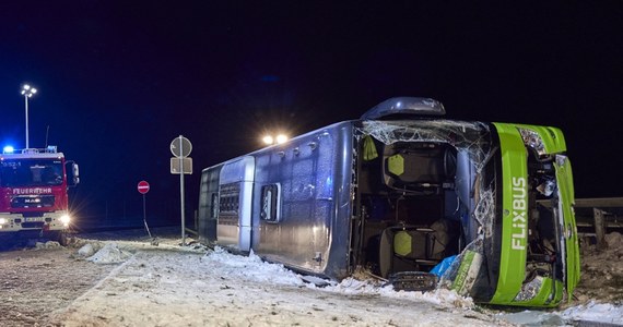 Polka jest wśród ciężko rannych pasażerów autokaru, który w sobotę uległ wypadkowi na autostradzie w Niemczech. Kobieta walczy o życie w szpitalu - dowiedziała się reporterka RMF FM Aneta Łuczkowska. Autokar firmy Flixbus przewrócił się, wjeżdżając na parking przy autostradzie A11 przy granicy z Polską. W wypadku zginęły dwie osoby.