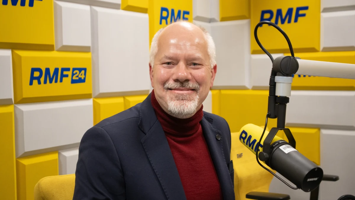 "Deklarowana znajomość języka obcego w wielu przypadkach w dalszym ciągu sprowadza się do tego, że jesteśmy dobrze wytrenowani, żeby podejść do egzaminu językowego. Natomiast to niekoniecznie jest równoznaczne z aktywną umiejętnością, taką, która rzeczywiście jest potrzebna" - mówi dr Grzegorz Śpiewak, lingwista, trener nauczycieli języka angielskiego, były wykładowca akademicki. W ramach Wykładu otwartego w internetowym Radiu RMF24 gość opowiadał, dlaczego warto uczyć się języków i jak pozbyć się bariery przed mówieniem.