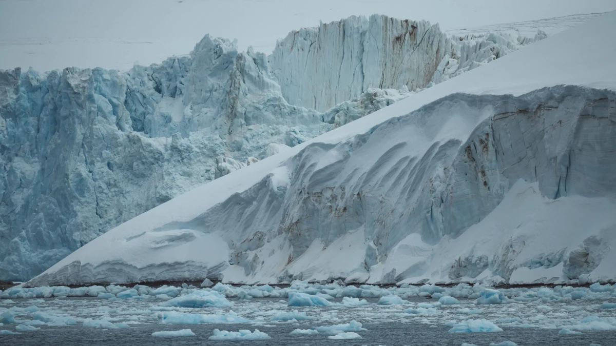 Lód sprzed ponad miliona lat pomoże naukowcom w lepszym zrozumieniu ewolucji ziemskiego klimatu. Do jego pokładów dotarli uczeni ze stacji badawczej na Antarktydzie.