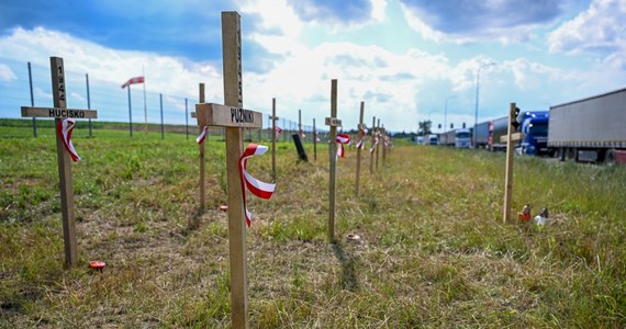 W kwietniu rozpoczną się ekshumacje szczątków polskich ofiar rzezi wołyńskiej pochowanych w dawnej miejscowości Puźniki w Ukrainie. Fundacja Wolność i Demokracja, która dwa lata temu odnalazła to miejsce pochówku, otrzymała od władz ukraińskich zgodę na wydobycie szczątków z ziemi i dalsze badania.