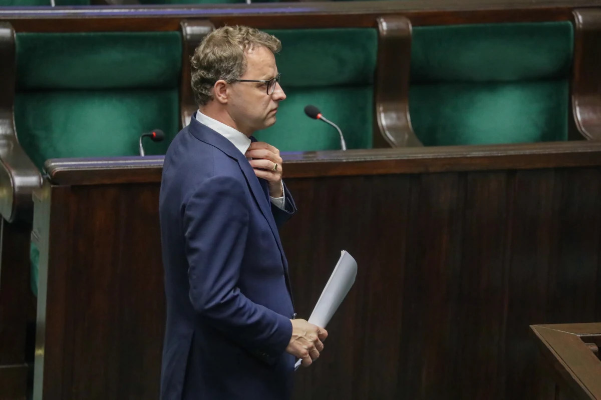 ​Dopiero dziś, po 11 dniach do Sejmu dotarło oświadczenie Marcina Romanowskiego o zrzeczeniu się uposażenia poselskiego. Korzystający z azylu politycznego na Węgrzech były wiceminister sprawiedliwości ogłosił je w internecie 2 stycznia.