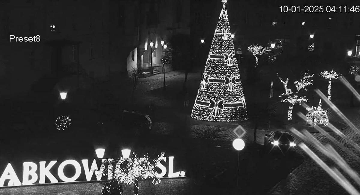 28-latek ćwiczył swoim bmw w centrum Ząbkowic Śląskich (Dolnośląskie) kontrolowany poślizg. Stracił jednak panowanie nad pojazdem i uszkodził 3 dekoracje świąteczne, znak drogowy i latarnię.