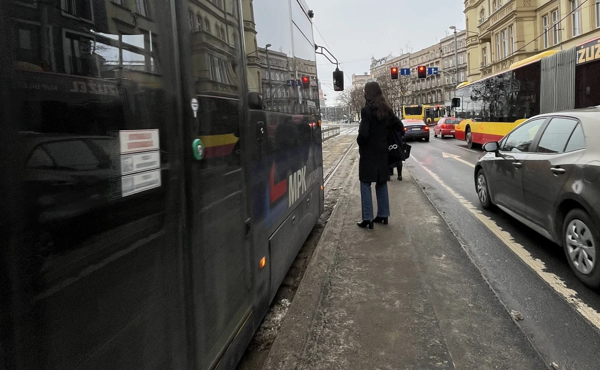 Wrocławski magistrat przebuduje peron tramwajowy przy ul. Dubois w nowoczesny węzeł przesiadkowy. Ruszył już proces uzyskiwania pozwolenia. Inwestycja pochłonie ponad 50 mln zł. Dziś pasażerowie muszą czekać na tramwaj na wysepce, która ma niewiele ponad metr szerokości i rozdziela dwie jezdnie. 