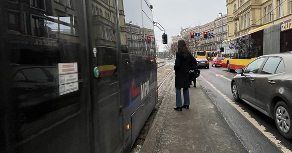 Wrocławski magistrat przebuduje peron tramwajowy przy ul. Dubois w nowoczesny węzeł przesiadkowy. Ruszył już proces uzyskiwania pozwolenia. Inwestycja pochłonie ponad 50 mln zł. Dziś pasażerowie muszą czekać na tramwaj na wysepce, która ma niewiele ponad metr szerokości i rozdziela dwie jezdnie. 