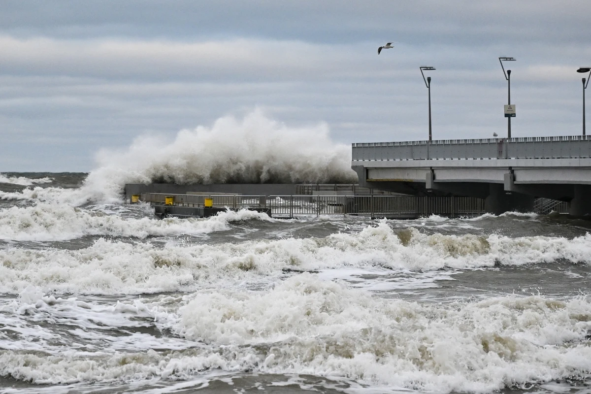 Urząd Morski w Gdyni liczy straty po weekendowej cofce i sztormie. Pracownicy terenowi właśnie zdają raport z kontroli brzegu. 