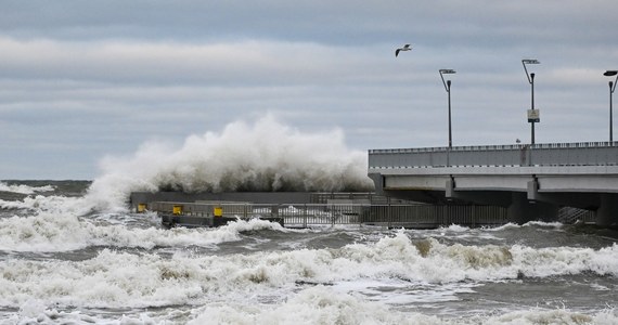 Urząd Morski w Gdyni liczy straty po weekendowej cofce i sztormie. Pracownicy terenowi właśnie zdają raport z kontroli brzegu. 