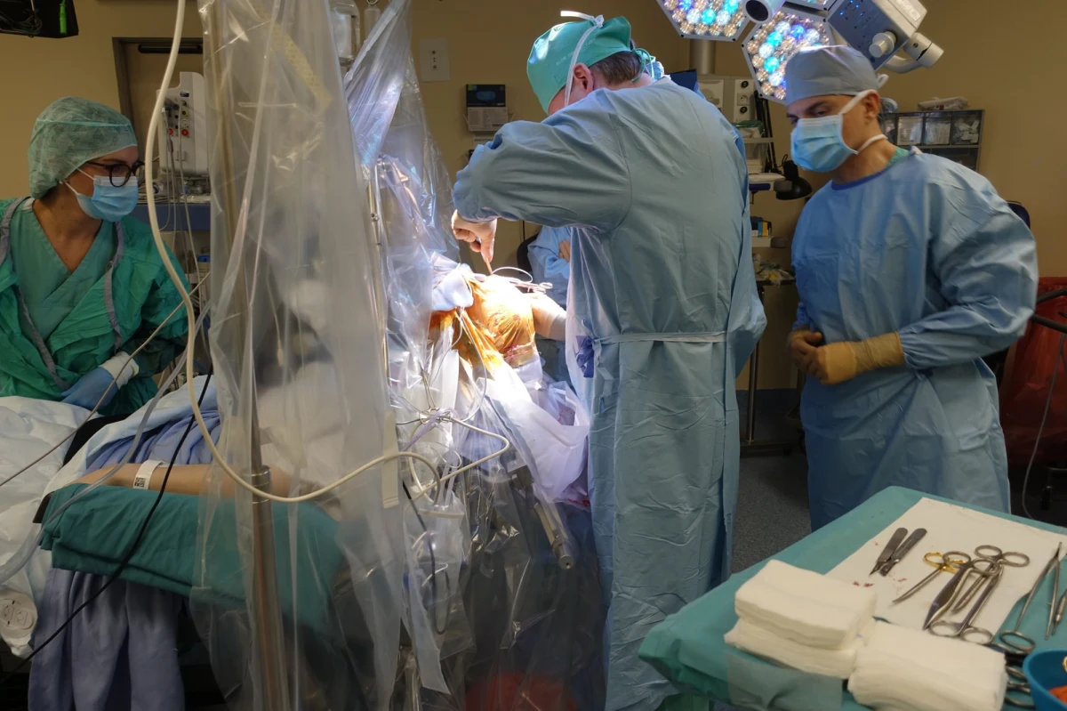 Nowoczesny sposób leczenia choroby Parkinsona w szpitalu miejskim im. Józefa Strusia w Poznaniu. Pacjenci poddawani są tam zabiegowi głębokiej stymulacji mózgu. Na czym polega ta operacja?