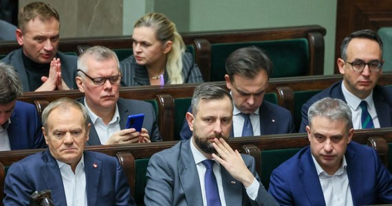 Koalicja Obywatelska nieznacznie przed Prawem i Sprawiedliwością - tak - według sondażu firmy badawczej Opinia24 dla RMF FM - kształtowałyby się wyniki wyborów parlamentarnych, gdyby odbywały się one w najbliższą niedzielę. Na ugrupowanie zarządzane przez Donalda Tuska zagłosowałoby 31,9 proc. badanych, a na partię Jarosława Kaczyńskiego - 30,7 proc. To oznacza, że dystans pomiędzy dominującymi partiami zmniejszył się w porównaniu z sondażem realizowanym przed miesiącem. Podium uzupełniłaby Konfederacja. Zdecydowanych, żeby pójść do urn, jest 56 proc. uprawnionych do tego osób.