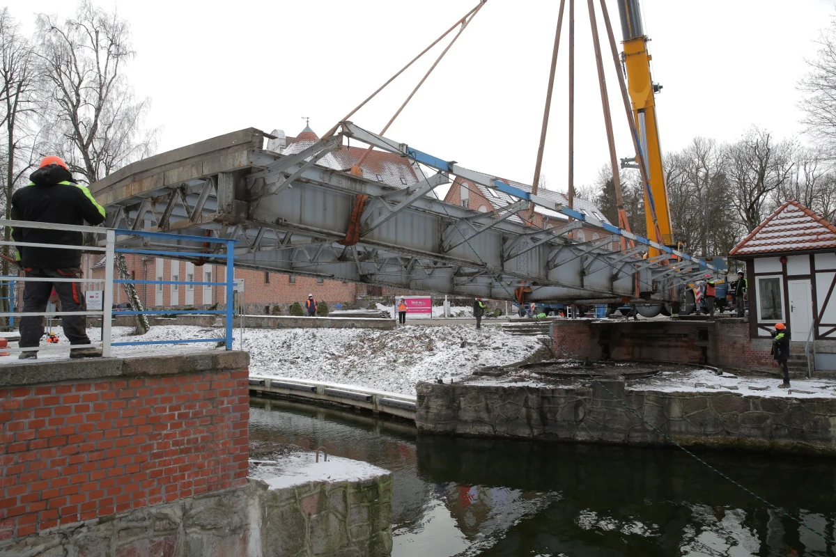 Zabytkowy most obrotowy w Giżycku (Warmińsko-Mazurskie) został w poniedziałek zdemontowany. Cała akcja trwała około dwóch godzin. Teraz konstrukcja przez kilka miesięcy będzie naprawiana i odnawiana na lądzie.