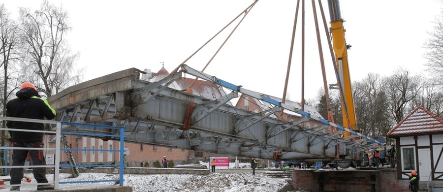 Zabytkowy most obrotowy w Giżycku (Warmińsko-Mazurskie) został w poniedziałek zdemontowany. Cała akcja trwała około dwóch godzin. Teraz konstrukcja przez kilka miesięcy będzie naprawiana i odnawiana na lądzie.