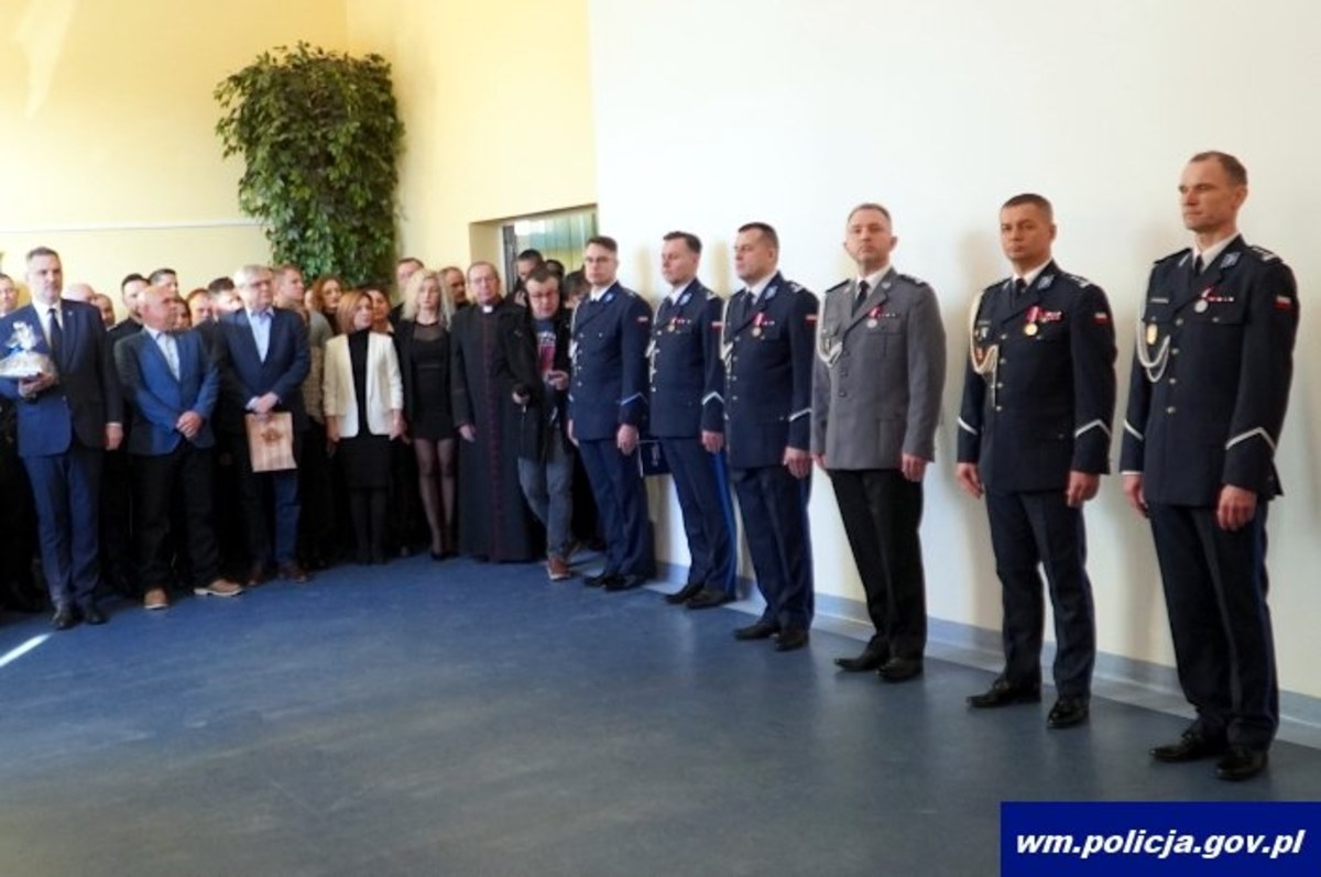 To miała być zwykła uroczystość pożegnania odchodzącego na emeryturę komendanta iławskiej policji insp. Waldemara Pankowskiego. Inspektor jednak w swoim przemówieniu gorzko mówił o kulisach swego odejścia. Jak podkreślał, przechodzi na emeryturę, bo zwierzchnik chciał go przenieść aż do oddalonego o około 200 km Giżycka, nie biorąc pod uwagę jego sytuacji rodzinnej.