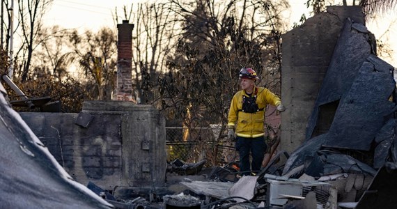 Walka z pożarami w hrabstwie Los Angeles trwa, tymczasem na terenach dotkniętych kataklizmem obowiązuje ekstremalne zagrożenie pożarowe - najwyższe możliwe w tamtejszej skali. Jest to efekt połączenia dwóch czynników - bardzo silnego wiatru i niskiej wilgotności względnej. Przy takich warunkach niewielki pożar może błyskawicznie się rozprzestrzenić.