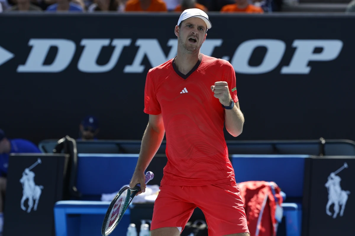 Hubert Hurkacz wygrał z holenderskim tenisistą Tallonem Griekspoorem 7:5, 6:4, 6:4 i awansował do drugiej rundy wielkoszlemowego turnieju Australian Open w Melbourne. Kolejnym rywalem Polaka będzie Serb Miomir Kecmanovic.