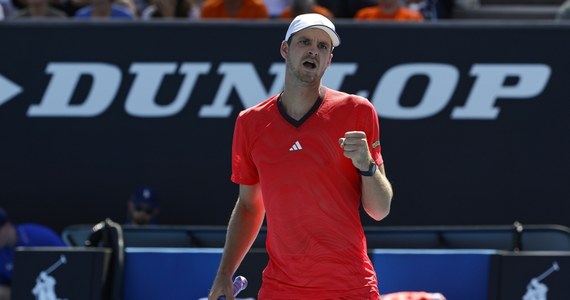 Hubert Hurkacz wygrał z holenderskim tenisistą Tallonem Griekspoorem 7:5, 6:4, 6:4 i awansował do drugiej rundy wielkoszlemowego turnieju Australian Open w Melbourne. Kolejnym rywalem Polaka będzie Serb Miomir Kecmanovic.