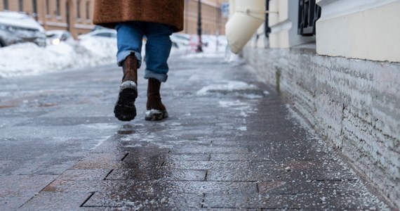 Opady marznącego deszczu lub mżawki powodujące gołoledź - przed tym ostrzeżenia drugiego stopnia wydał Instytut Meteorologii i Gospodarki Wodnej. Alerty obowiązują od wtorkowego południa do środowego poranka. "Uważaj na drodze i chodniku. Możliwe utrudnienia komunikacyjne" - zaapelowało Rządowe Centrum Bezpieczeństwa. Ślisko i niebezpiecznie będzie niemal w całej Polsce. Jedynie na południu kraju będzie sucho i słonecznie. 