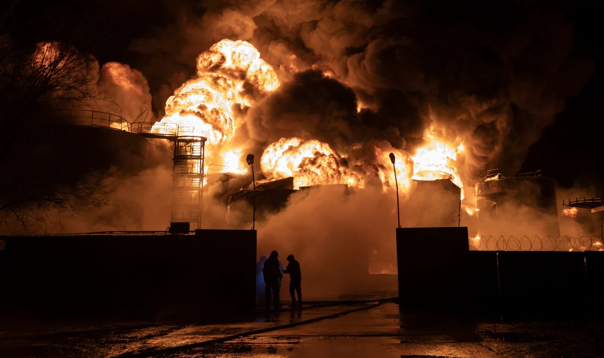 Ukraińcy przeprowadzili minionej nocy zmasowany atak dronami na rosyjską energetykę. Po raz kolejny uderzono w skład ropy naftowej w mieście Engels - to tam znajduje się baza lotnicza, która jest miejscem stacjonowania rosyjskiego lotnictwa strategicznego.