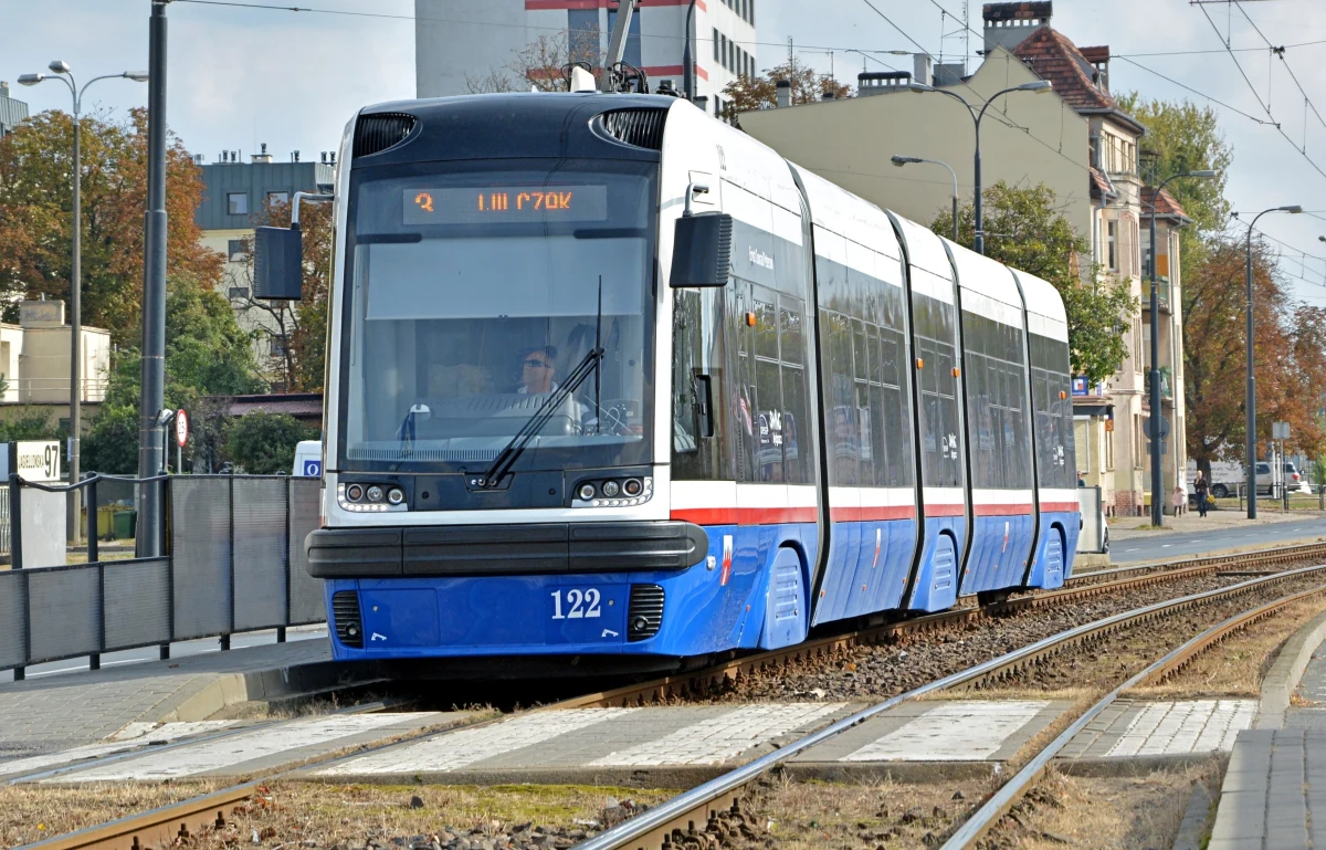 Trzy osoby zostały poszkodowane w wypadku tramwaju w Bydgoszczy. Jeden z wagonów wypadł z torów i uderzył w słup sygnalizacji świetlnej. Ruch tramwajowy został wstrzymany w obu kierunkach.