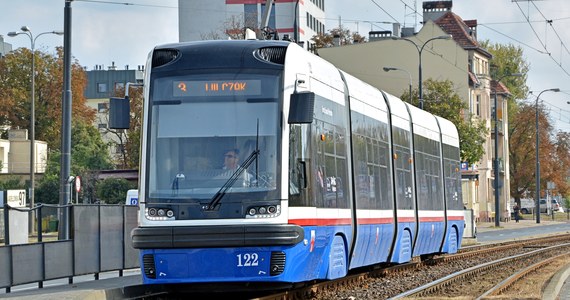 Trzy osoby zostały poszkodowane w wypadku tramwaju w Bydgoszczy. Jeden z wagonów wypadł z torów i uderzył w słup sygnalizacji świetlnej. Ruch tramwajowy został wstrzymany w obu kierunkach.