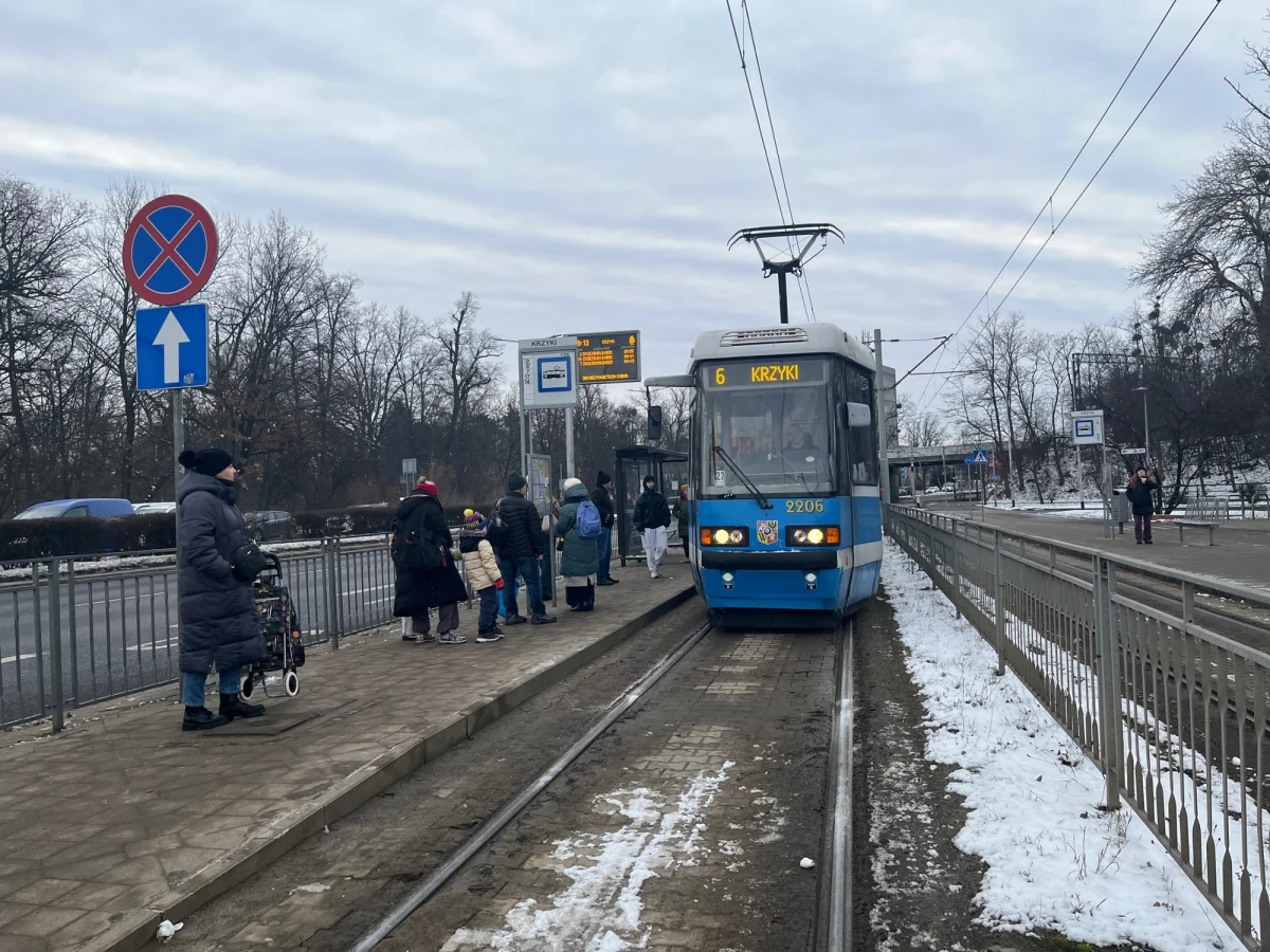 We wtorek rano doszło do poważnej awarii sieci zasilania na wrocławskiej zajezdni Borek. Sparaliżowany został ruch aż 16 linii tramwajowych. Choć awaria została już usunięta, jeszcze przed godz. 10 trzeba było się liczyć się z opóźnieniami. Sytuacja wydaje się być już opanowana. 