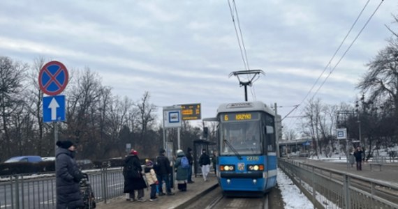 We wtorek rano doszło do poważnej awarii sieci zasilania na wrocławskiej zajezdni Borek. Sparaliżowany został ruch aż 16 linii tramwajowych. Choć awaria została już usunięta, jeszcze przed godz. 10 trzeba było się liczyć się z opóźnieniami. Sytuacja wydaje się być już opanowana. 