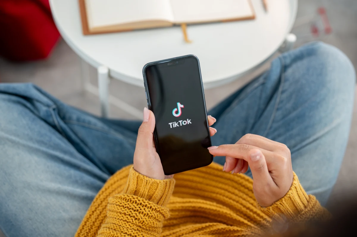 Chińskie władze prowadzą wstępne rozmowy na temat sprzedaży chińskiej aplikacji TikTok miliarderowi Elonowi Muskowi - podał we wtorek Bloomberg. Sąd Najwyższy USA ogłosił w piątek, że decyzja o sprzedaży amerykańskiego oddziału TikToka lub zakazie używania aplikacji w kraju zapadnie do 19 stycznia.