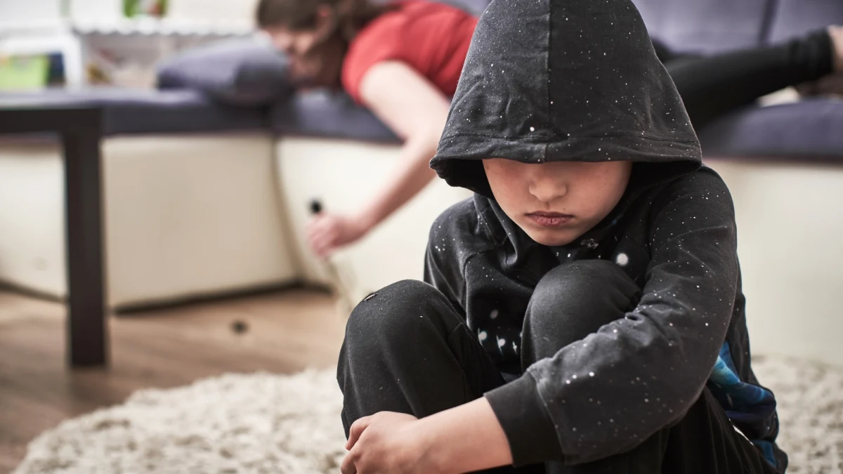 Policyjna interwencja w jednym z domów w małopolskich Brzeszczach. Zatrzymano pijanych rodziców dwójki dzieci. Badanie stanu trzeźwości wykazało, że matka miała aż 3,5 promila alkoholu w organizmie, a ojciec - 2,1 promila. Dzieci trafiły do placówki opiekuńczej, a rodzice do pomieszczeń dla osób zatrzymanych oświęcimskiej komendy policji.