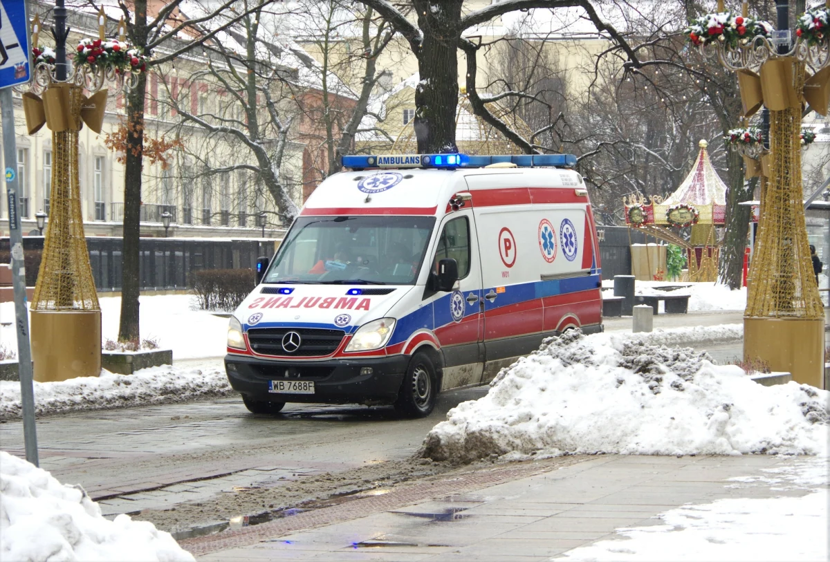 "Dwóch mężczyzn usłyszało zarzut naruszenia nietykalności cielesnej funkcjonariusza publicznego. Grozi im do trzech lat więzienia" - poinformował we wtorek rzecznik Prokuratury Okręgowej w Warszawie prok. Piotr Antoni Skiba. To pokłosie pobicia ratowników medycznych w mazowieckim Żółwinie podczas imprezy urodzinowej.