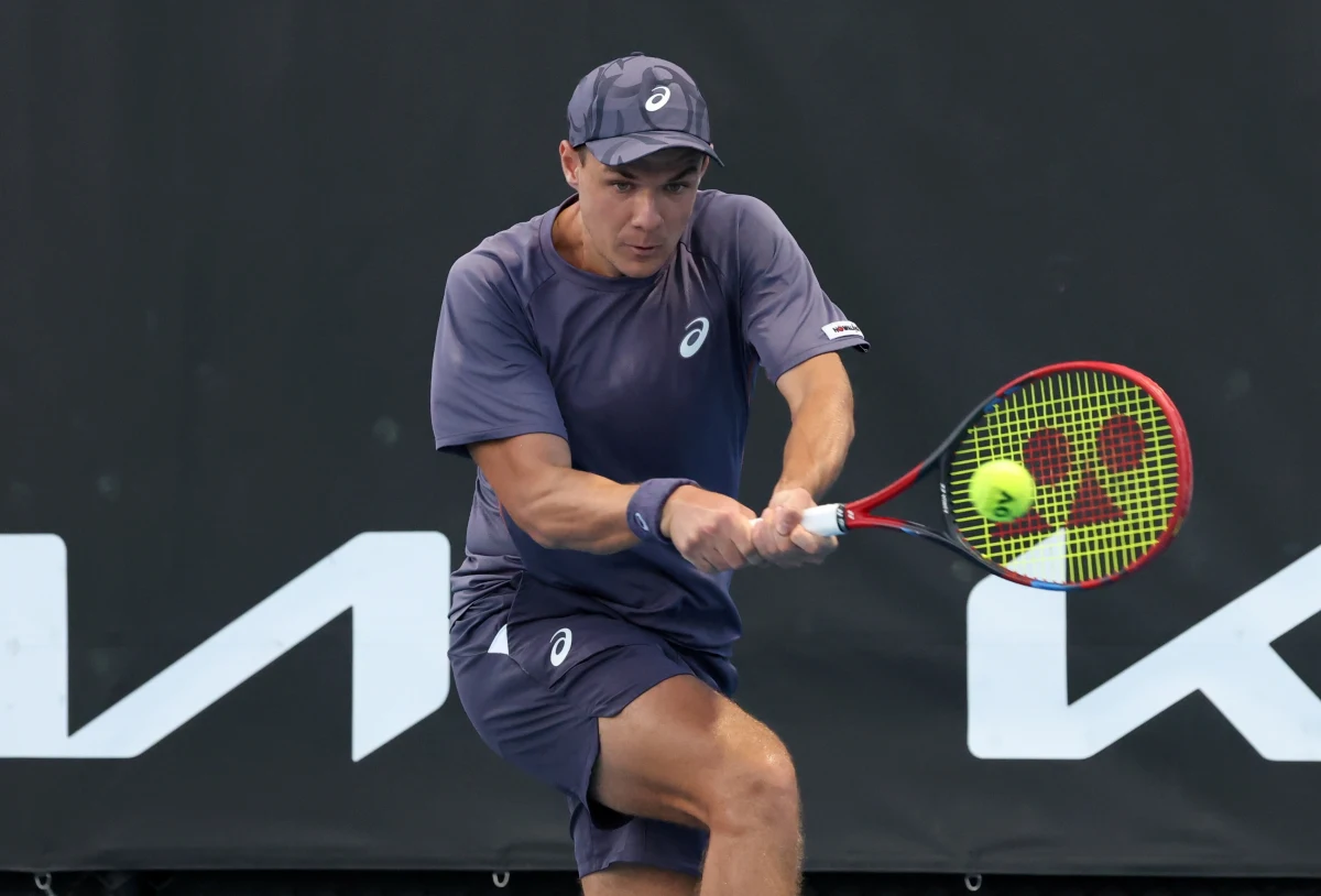 ​Kamil Majchrzak przegrał z hiszpańskim tenisistą Pablo Carreno Bustą 4:6, 4:6, 3:6 w pierwszej rundzie wielkoszlemowego Australian Open. W rywalizacji mężczyzn w Melbourne z Polaków pozostał rozstawiony z numerem 18. Hubert Hurkacz.