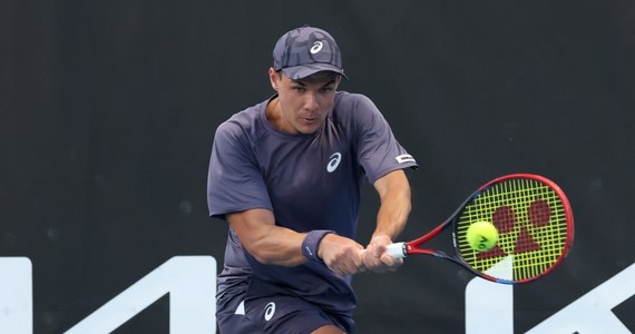 ​Kamil Majchrzak przegrał z hiszpańskim tenisistą Pablo Carreno Bustą 4:6, 4:6, 3:6 w pierwszej rundzie wielkoszlemowego Australian Open. W rywalizacji mężczyzn w Melbourne z Polaków pozostał rozstawiony z numerem 18. Hubert Hurkacz.