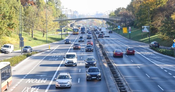 2025 r. przynosi pewne zmiany dla kierowców. Na polskich drogach ma być bezpieczniej, część kar będzie surowsza, a prawo jazdy kategorii B mają uzyskać już 17-latkowie. 