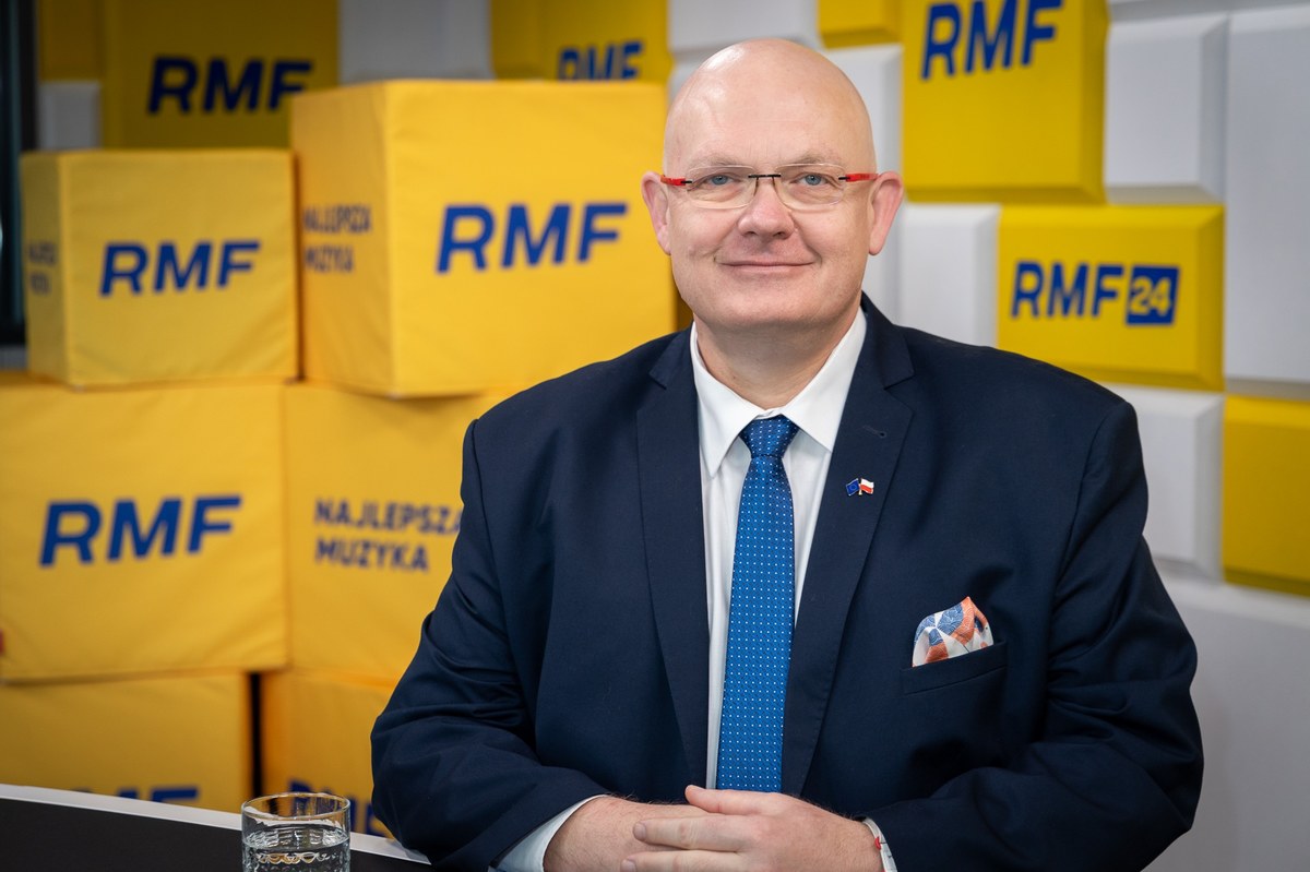 "Musimy doprowadzić do sytuacji, w której nie będziemy bezradni wobec decyzji dużych platform internetowych" - powiedział w Rozmowie o 7:00 w Radiu RMF24 wiceminister cyfryzacji Michał Gramatyka. Poseł Polski 2050 tłumaczył powody zmian w prawie, które mają zwiększyć kompetencje Urzędu Komunikacji Elektronicznej (UKE) w zakresie moderowania treści w internecie. Zmiany wywołują obawy o wprowadzenie cenzury.