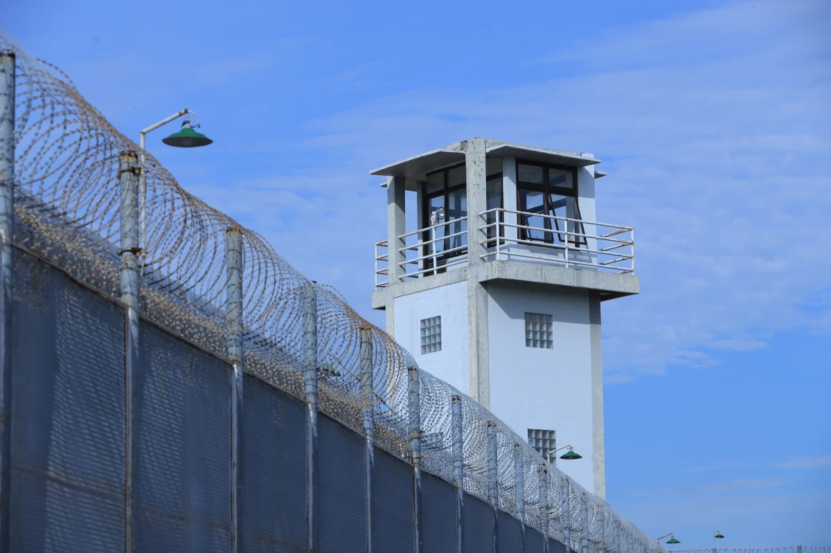 Drony narodowym zagrożeniem - ostrzega urząd nadzorujący funkcjonowanie zakładów karnych na Wyspach Brytyjskich. Urządzenia te są coraz bardziej popularne w dostarczaniu różnych rzeczy dla osadzonych. Już nie tylko narkotyki wręcza się im w ten sposób.