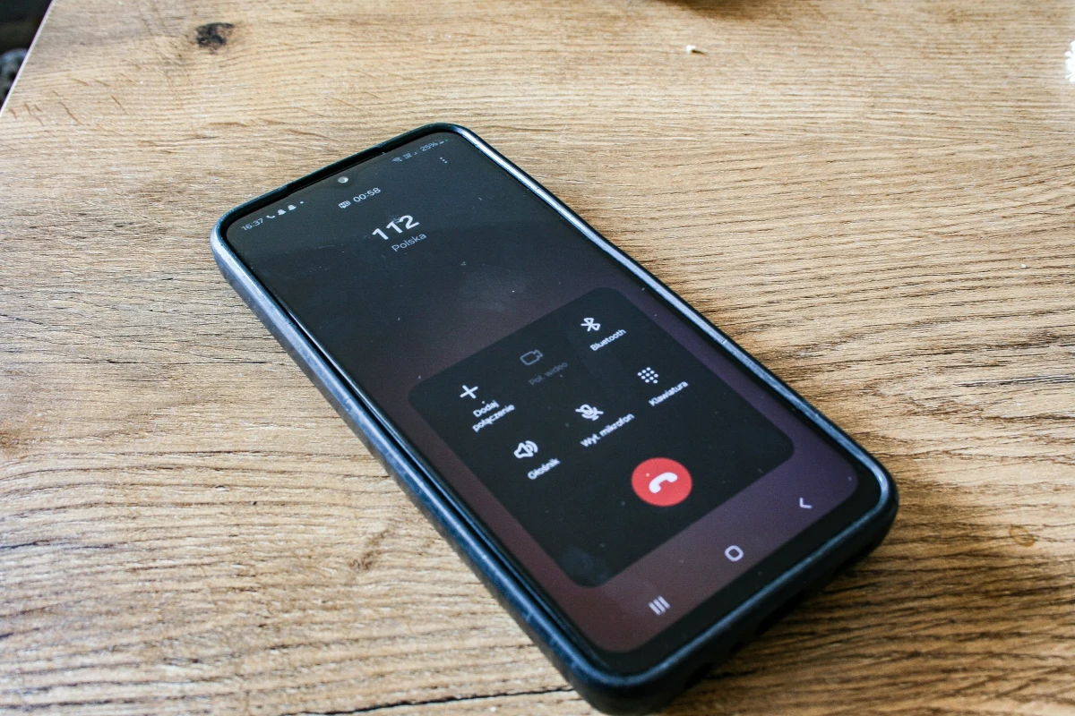 Ministerstwo Cyfryzacji uruchomiło dziś projekt dotyczący wdrożenia technologii AML (Advance Mobile Location). To pozwoli na lokalizowanie dzwoniących pod numer 112 z dokładnością do kilku metrów - dowiedział się dziennikarz RMF FM Kacper Wróblewski. Rozwiązanie wejdzie w życie w 2027 roku. 