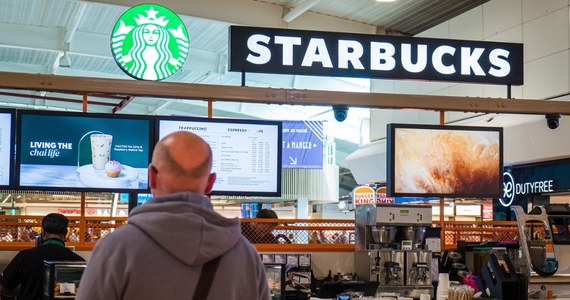 Największa na świecie sieć kawiarni zmienia politykę otwartych drzwi. Klienci Starbucksa, którzy chcą spędzić czas przy stoliku lub skorzystać z toalety, będą musieli coś kupić. Nowe zasady wprowadzono we wszystkich punktach w Ameryce Północnej, w tym w 16 482 w samych USA.