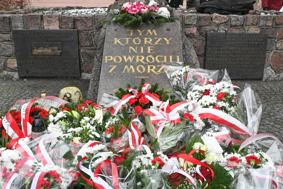 W Świnoujściu odbyły się uroczystości upamiętniające jedną z największych morskich tragedii powojennej Polski – zatonięcie promu „Jan Heweliusz”. 32 lata temu, w wyniku katastrofy, życie straciło 55 osób.