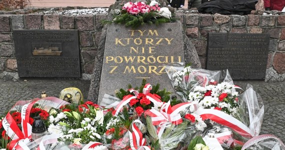 W Świnoujściu odbyły się uroczystości upamiętniające jedną z największych morskich tragedii powojennej Polski – zatonięcie promu „Jan Heweliusz”. 32 lata temu, w wyniku katastrofy, życie straciło 55 osób.