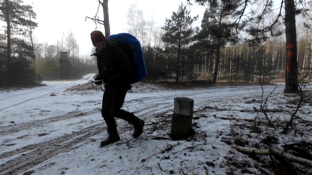 Takiego projektu jeszcze w Polsce nie było. Michał Felińczak zamierza przejść 660 kilometrów od Poznania aż na Mazury. Idzie sam śladami wilków. Reportaż Marcina Szumowskiego.