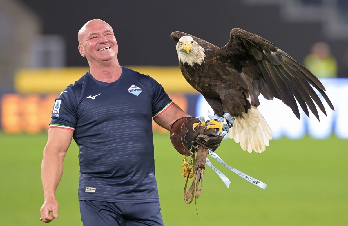 Lazio Rzym rozwiązało kontrakt z opiekunem orła, historycznego symbolu klubu, za pokazywanie swoich genitaliów w mediach społecznościowych. Tradycyjnie przed każdym meczem w stolicy ptak jest wypuszczany nad boiskiem i trybunami Stadionu Olimpijskiego.