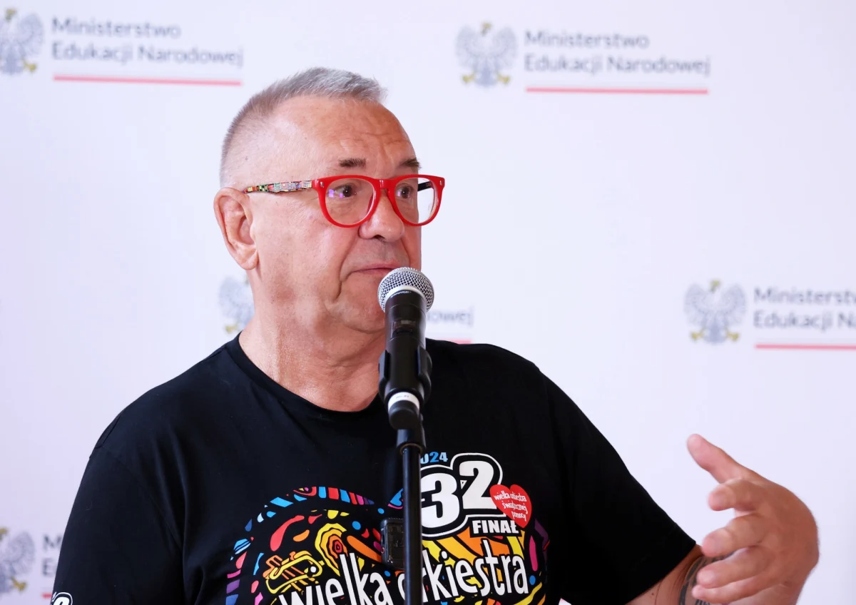 ​38-letni mężczyzna groził na Facebooku Jerzemu Owsiakowi śmiercią i nawoływał do jego zabójstwa, oferując 100 tys. zł za jego zastrzelenie. Mężczyzna usłyszał zarzuty - poinformował szef Prokuratury Rejonowej w Krośnie prok. Zbigniew Piskozub. Podejrzany trafił do aresztu.