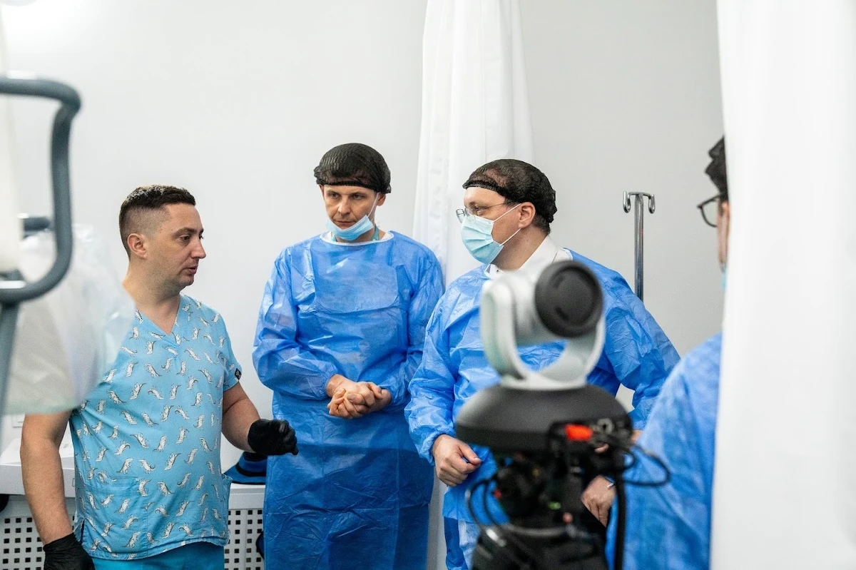 Z ponad 700 lekarzami z Ukrainy dzielili się swoją wiedzą lekarze z rzeszowskiego Uniwersyteckiego Szpitala Klinicznego im. Chopina. Podkarpaccy medycy podjęli się też na miejscu dość skomplikowanych operacji.